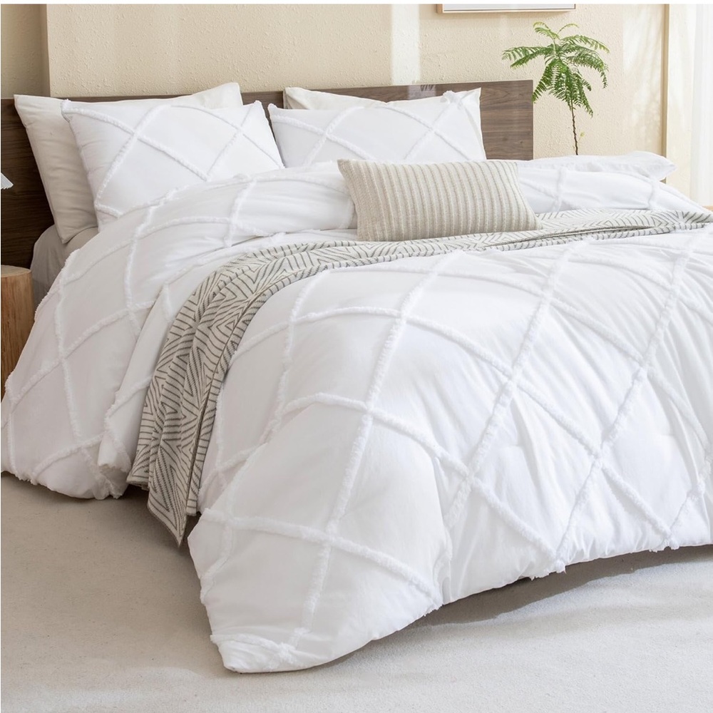 Elegant White Bedding Set ☁️🧺